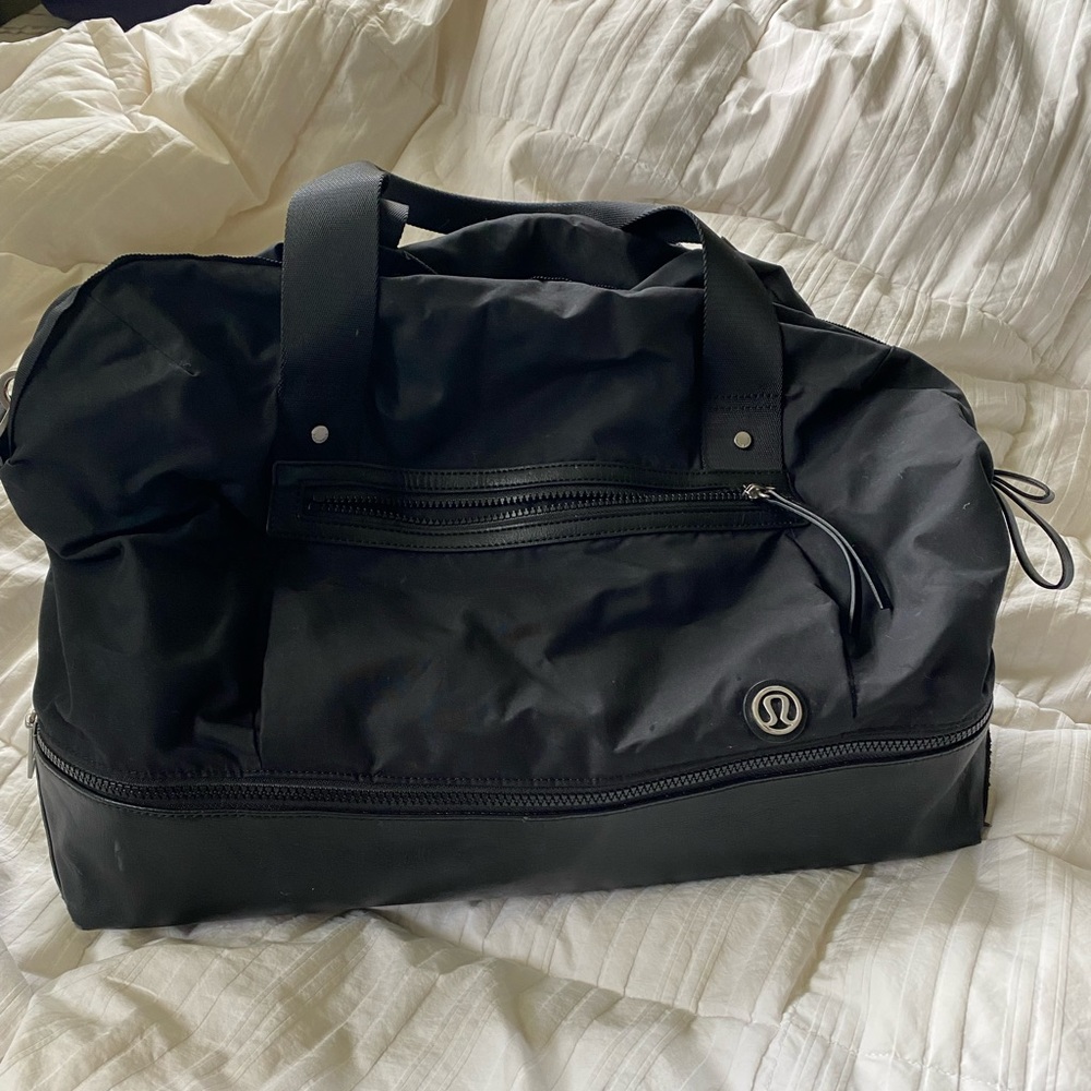 Black Lululemon gym bag